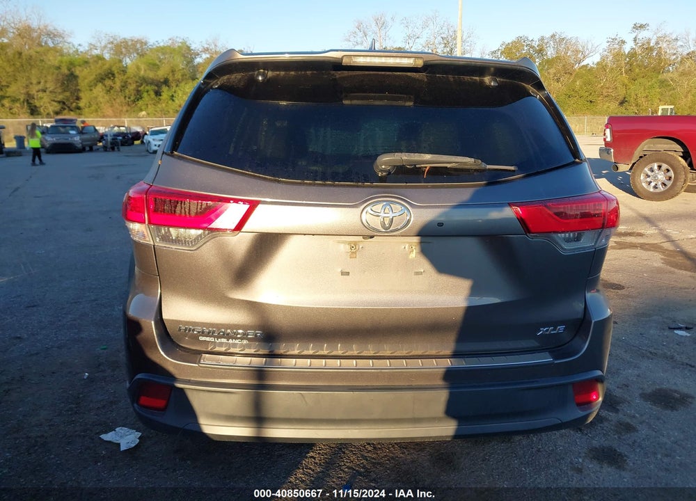 2018 TOYOTA HIGHLANDER XLE VIN: 5TDKZRFH4JS529918