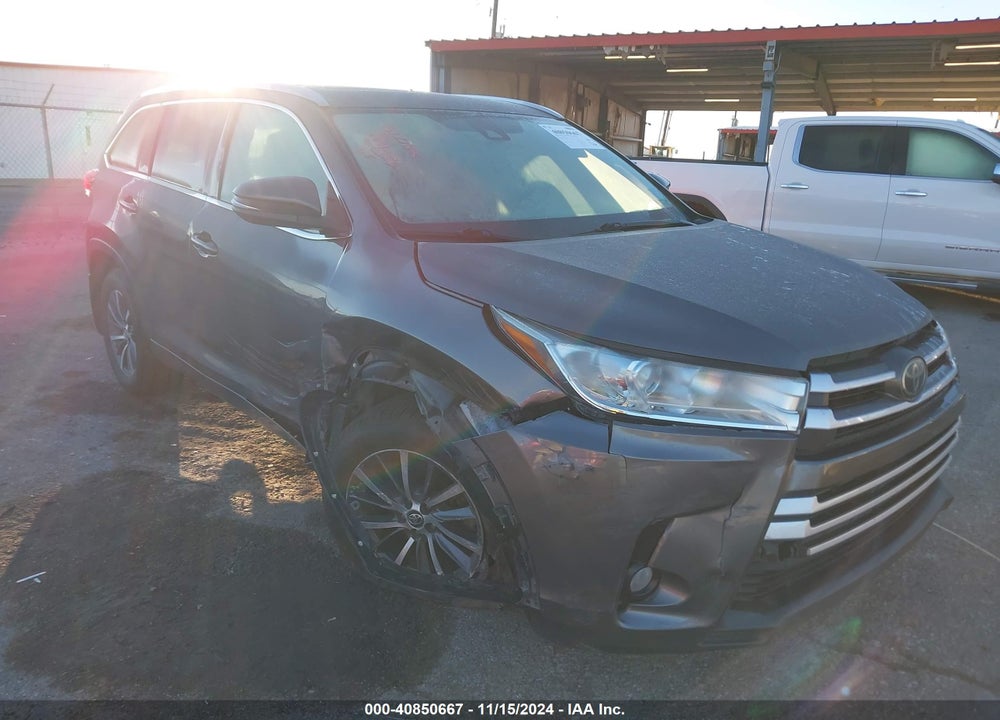 2018 TOYOTA HIGHLANDER XLE VIN: 5TDKZRFH4JS529918