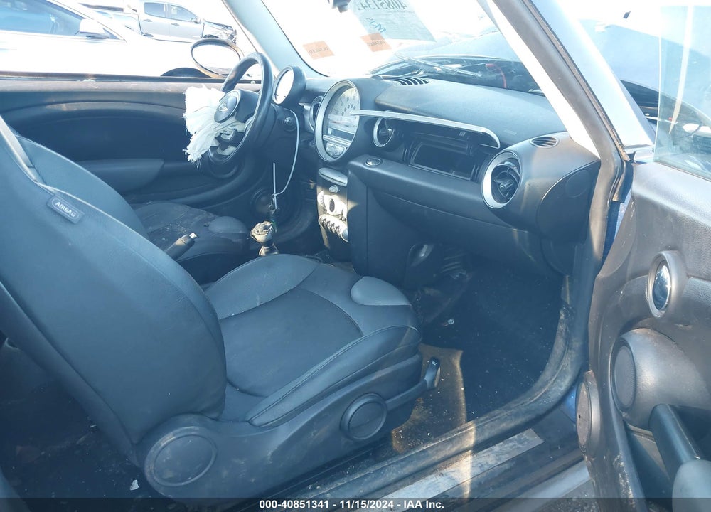 2007 MINI COOPER VIN: WMWMF33537TU60042