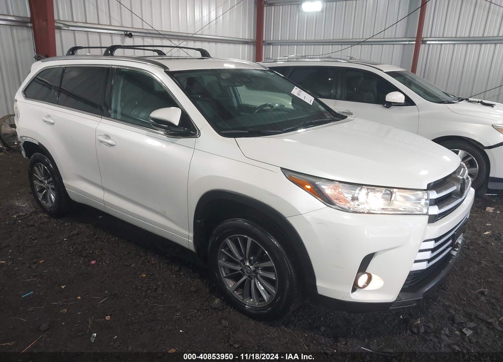 2018 TOYOTA HIGHLANDER XLE VIN: 5TDJZRFH5JS881093