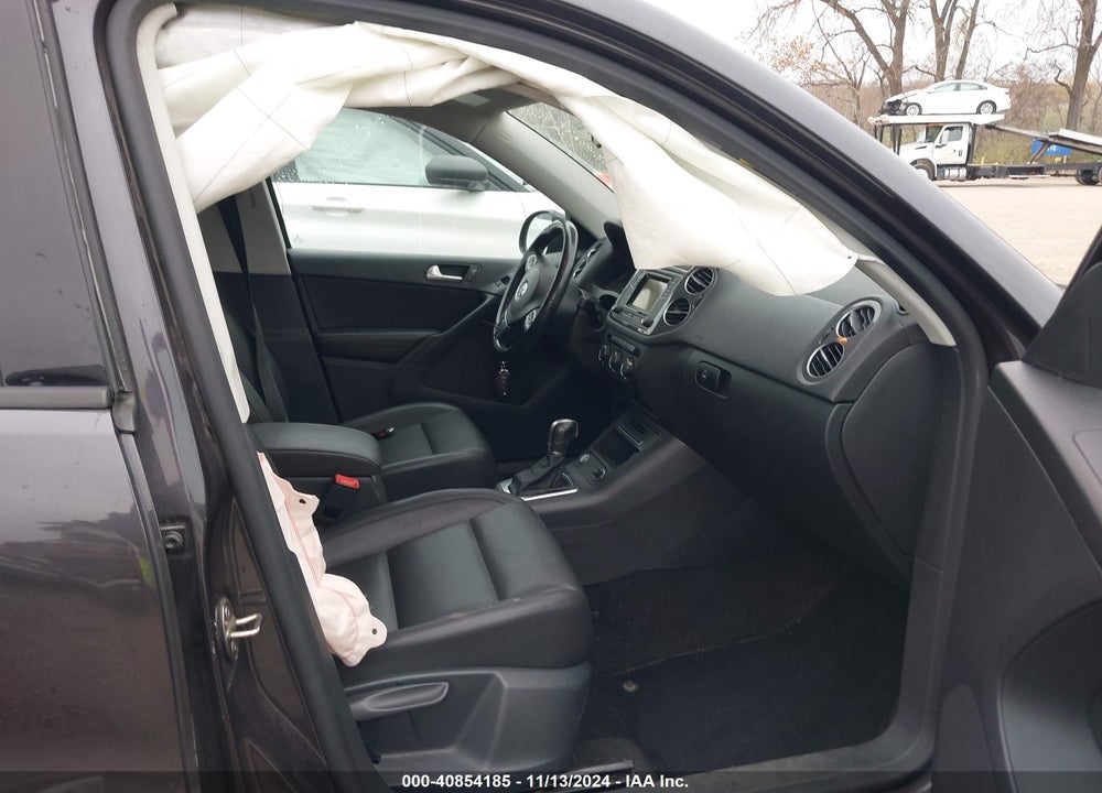 2016 VOLKSWAGEN TIGUAN S VIN: WVGBV7AX5GW592335