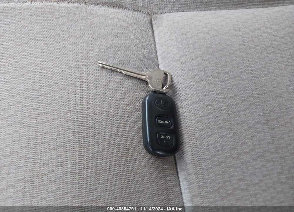 2004 TOYOTA COROLLA LE VIN: 2T1BR32E44C277013