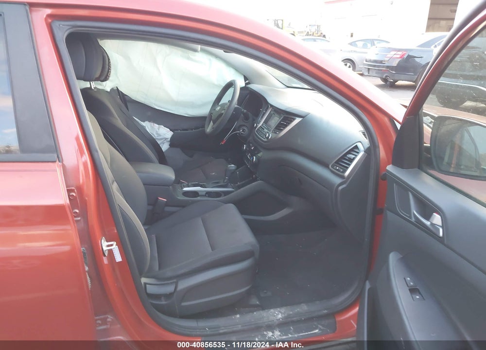 2017 HYUNDAI TUCSON SE VIN: KM8J33A40HU261627