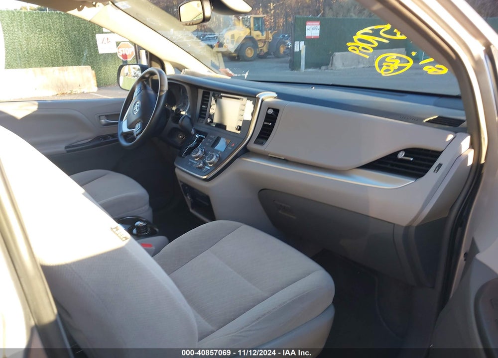 2018 TOYOTA SIENNA LE 8 PASSENGER VIN: 5TDKZ3DC0JS907026