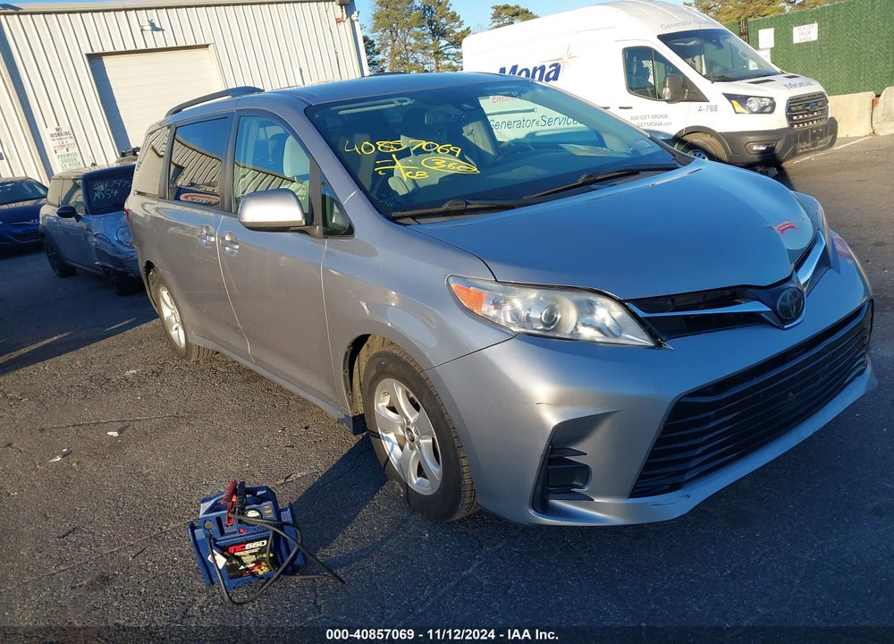 2018 TOYOTA SIENNA LE 8 PASSENGER VIN: 5TDKZ3DC0JS907026