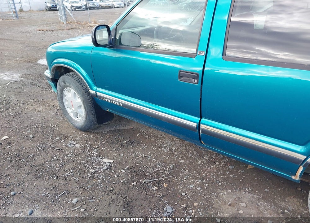 1996 CHEVROLET BLAZER VIN: 1GNDT13W4T2167024
