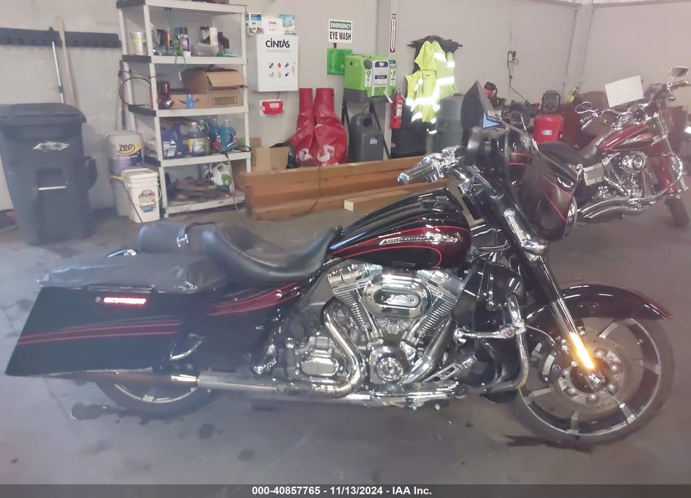 2011 HARLEY-DAVIDSON FLHXSE2 VIN: 1HD1PZ814BB952166