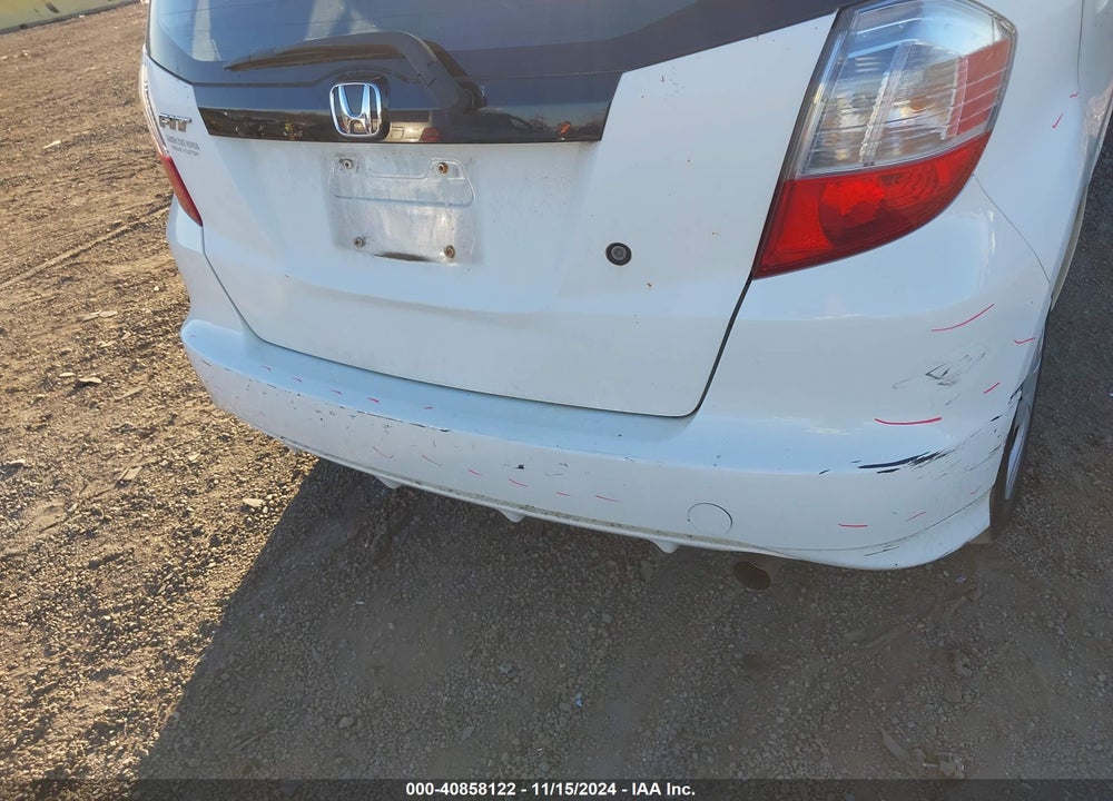 2010 HONDA FIT VIN: JHMGE8H27AC028624