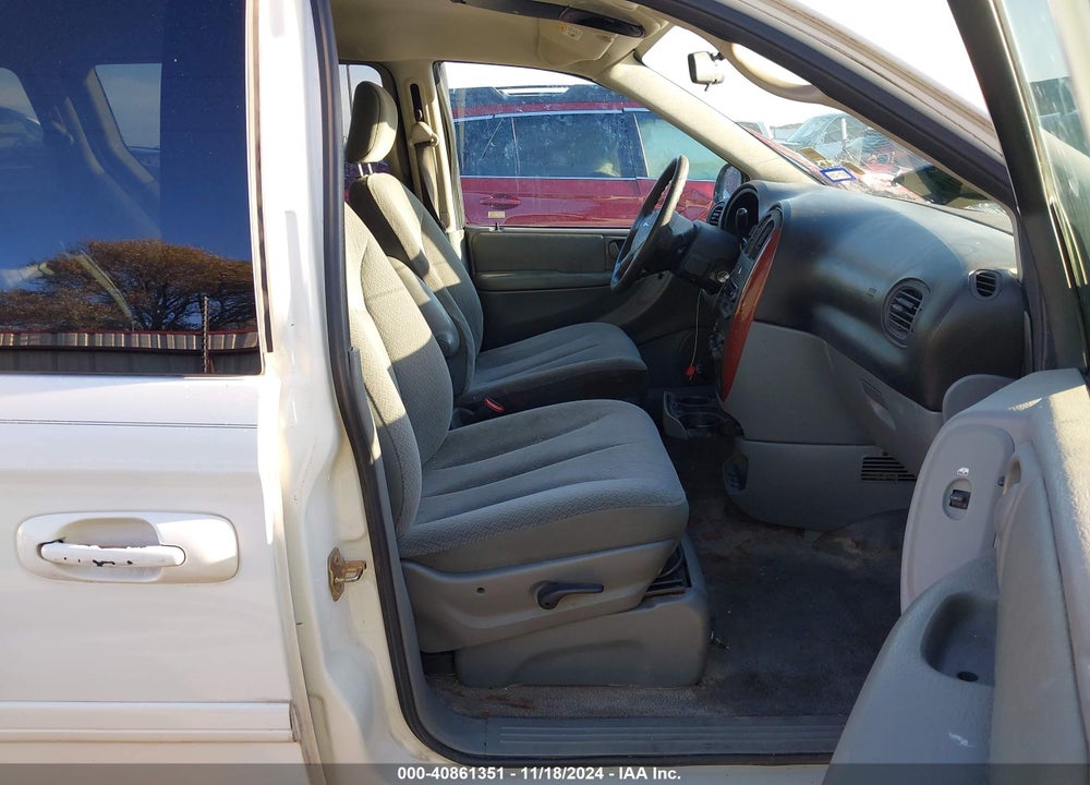 2005 CHRYSLER TOWN & COUNTRY LX VIN: 2C4GP44R75R398265