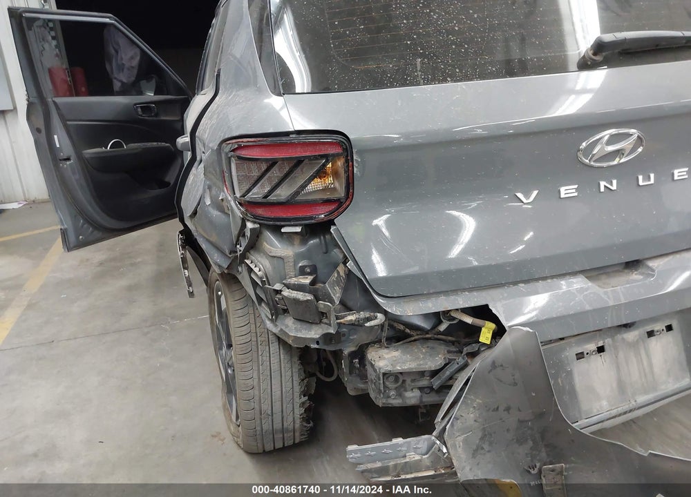 2022 HYUNDAI VENUE LIMITED VIN: KMHRC8A35NU208182