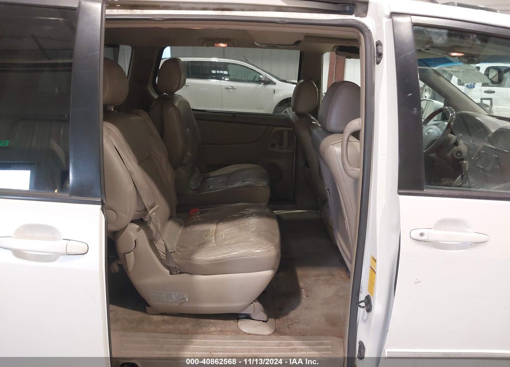 2005 TOYOTA SIENNA XLE LIMITED VIN: 5TDBA22C05S036655