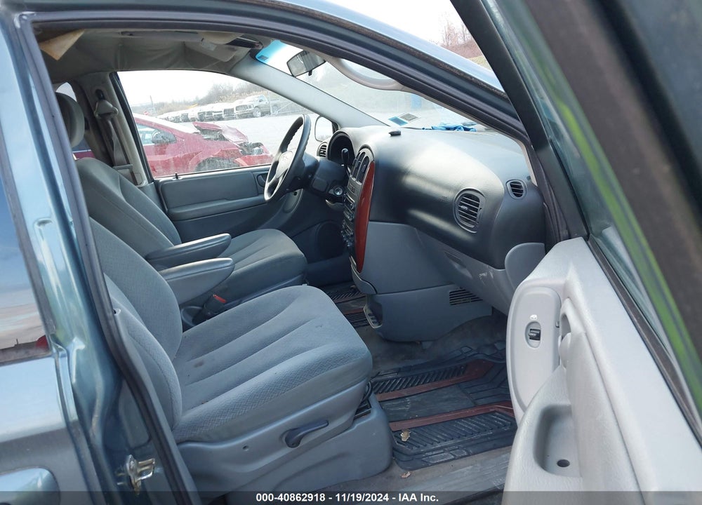 2005 CHRYSLER TOWN & COUNTRY LX VIN: 2C4GP44R45R401543