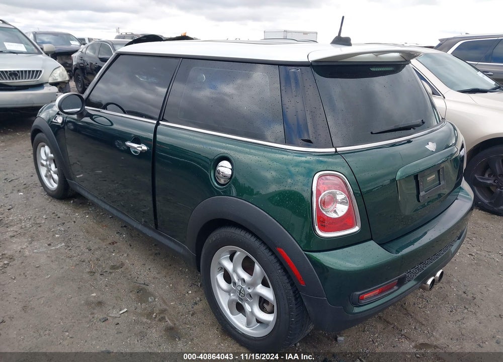 2011 MINI COOPER S VIN: WMWSV3C58BTY24412