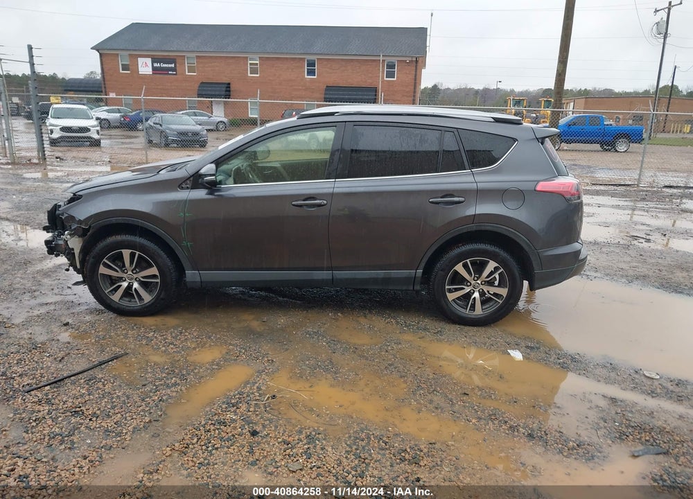 2018 TOYOTA RAV4 ADVENTURE/XLE VIN: JTMRFREV0JJ749228