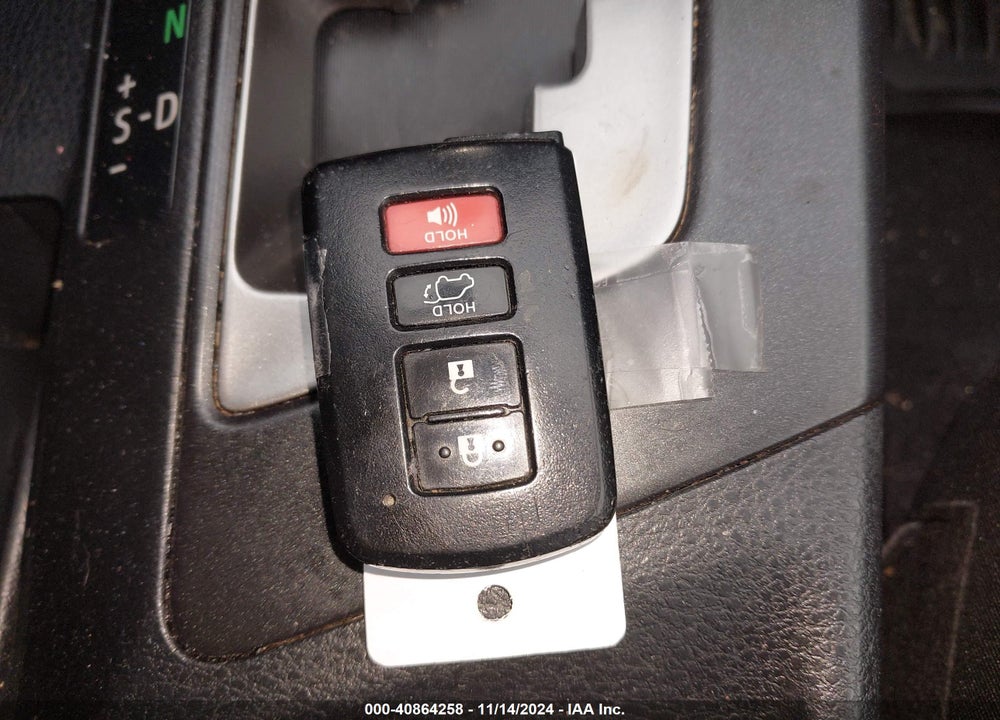 2018 TOYOTA RAV4 ADVENTURE/XLE VIN: JTMRFREV0JJ749228