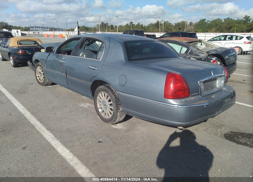 2004 LINCOLN TOWN CAR SIGNATURE VIN: 1LNHM81W84Y689071