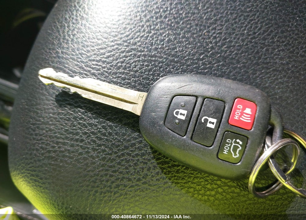 2017 TOYOTA RAV4 XLE VIN: 2T3WFREV2HW366759