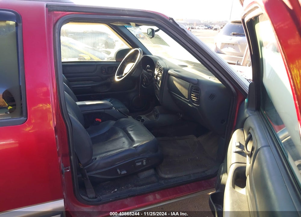 2000 CHEVROLET BLAZER LT VIN: 1GNDT13W4Y2185269