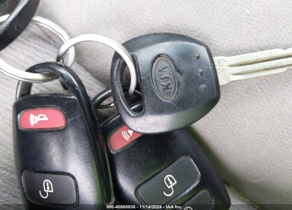 2010 KIA SEDONA LX VIN: KNDMG4C33A6335956