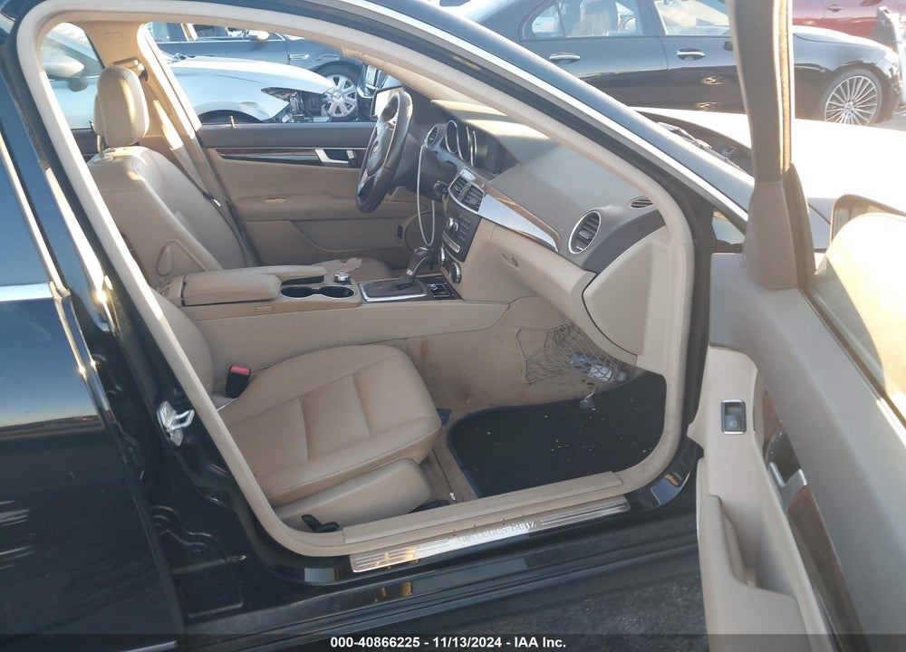 2013 MERCEDES-BENZ C 250 LUXURY/SPORT VIN: WDDGF4HB0DA773695