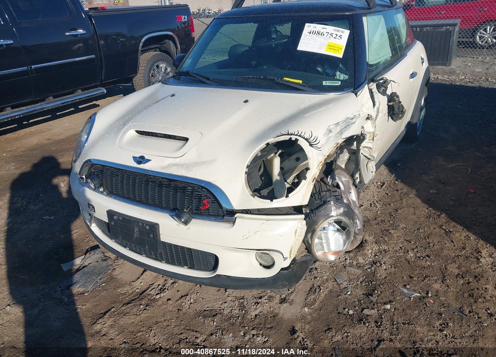 2010 MINI COOPER S VIN: WMWMF7C52ATW89682
