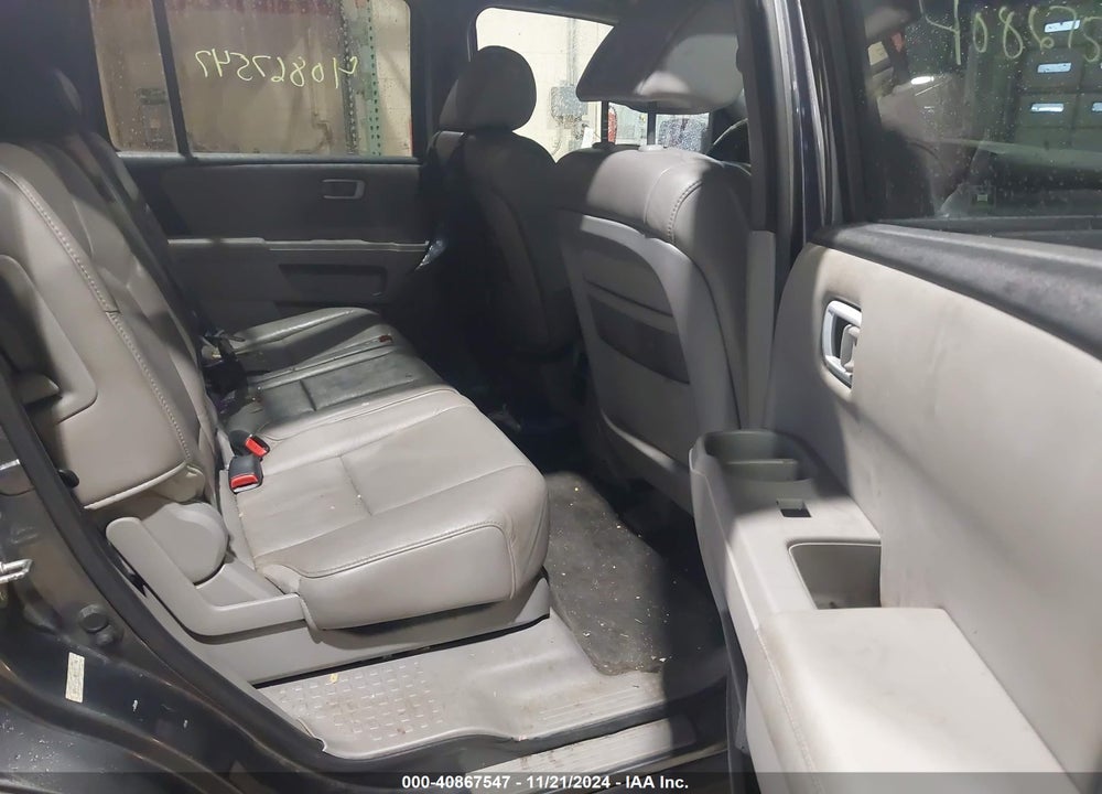 2011 HONDA PILOT EX-L VIN: 5FNYF4H69BB081179
