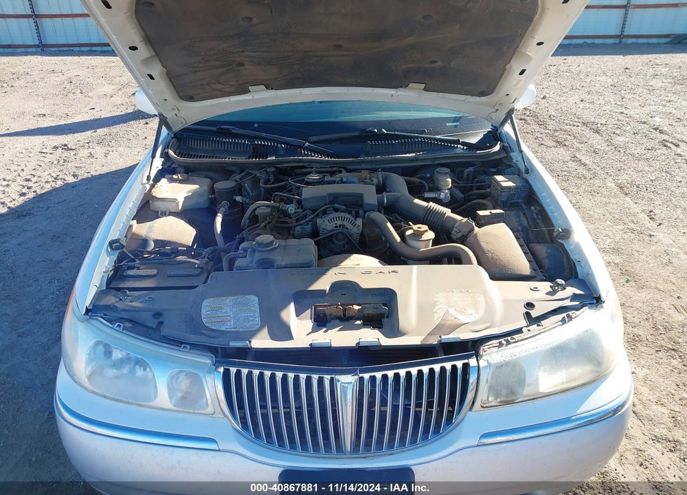 2000 LINCOLN TOWN CAR SIGNATURE VIN: 1LNHM82W2YY831614