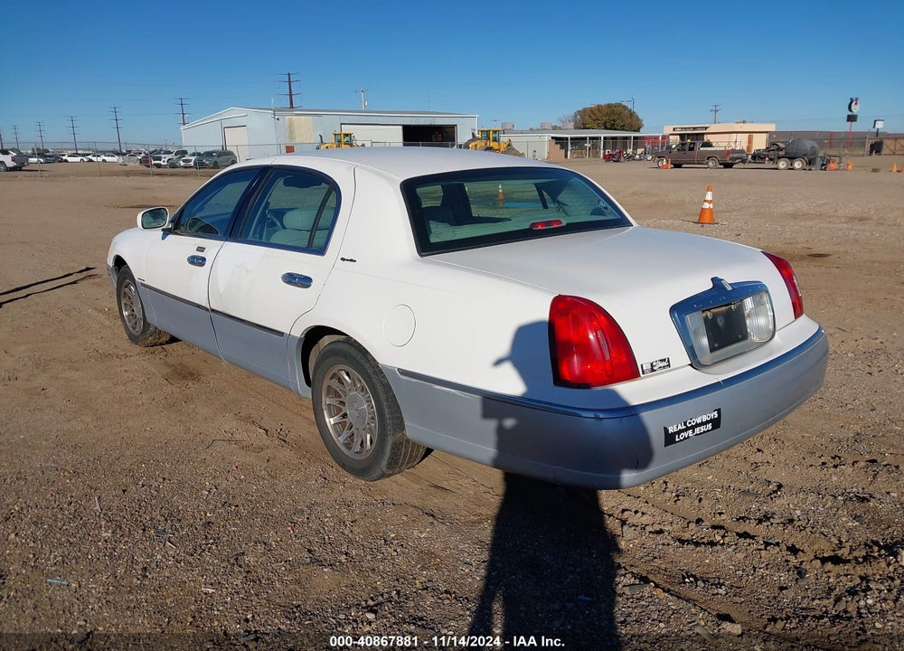 2000 LINCOLN TOWN CAR SIGNATURE VIN: 1LNHM82W2YY831614