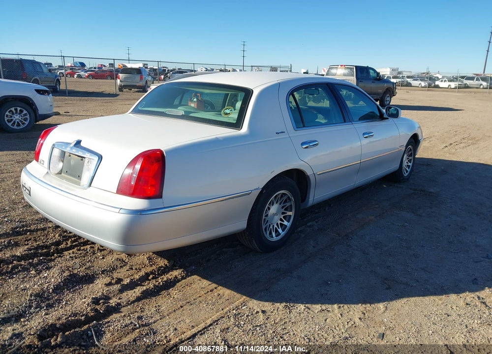 2000 LINCOLN TOWN CAR SIGNATURE VIN: 1LNHM82W2YY831614