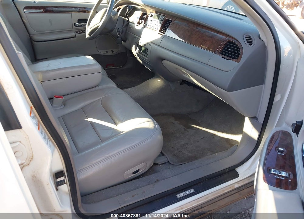 2000 LINCOLN TOWN CAR SIGNATURE VIN: 1LNHM82W2YY831614