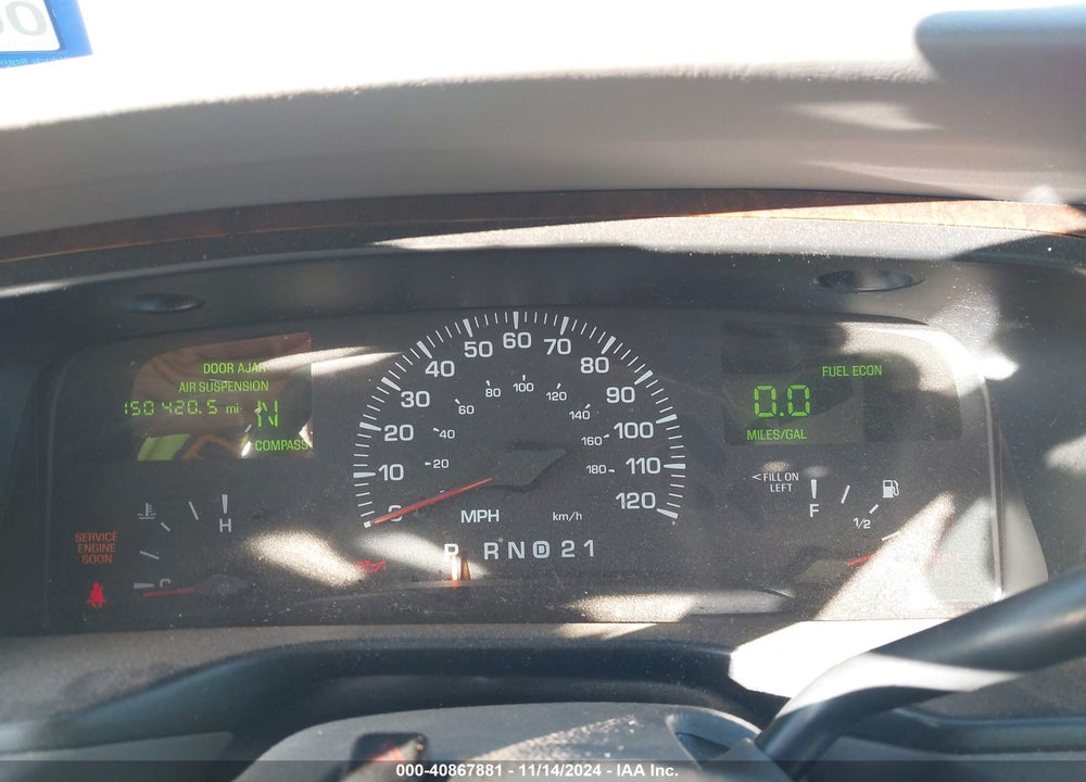 2000 LINCOLN TOWN CAR SIGNATURE VIN: 1LNHM82W2YY831614