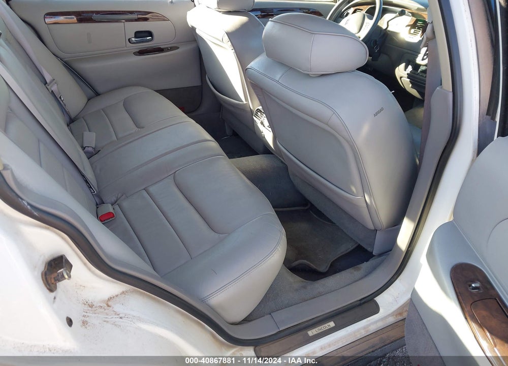 2000 LINCOLN TOWN CAR SIGNATURE VIN: 1LNHM82W2YY831614