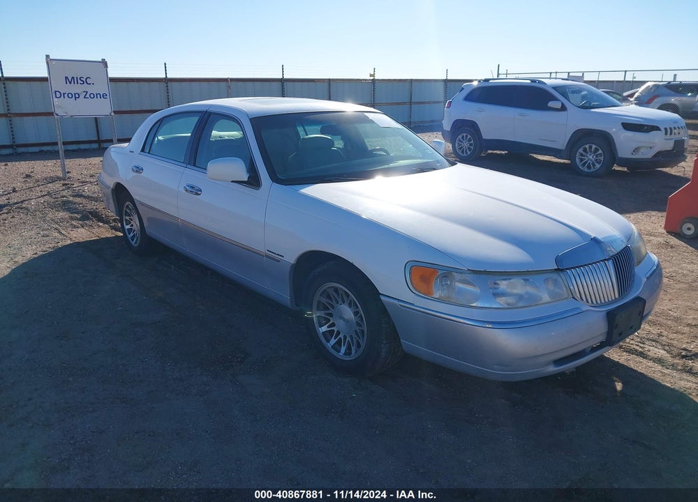 2000 LINCOLN TOWN CAR SIGNATURE VIN: 1LNHM82W2YY831614