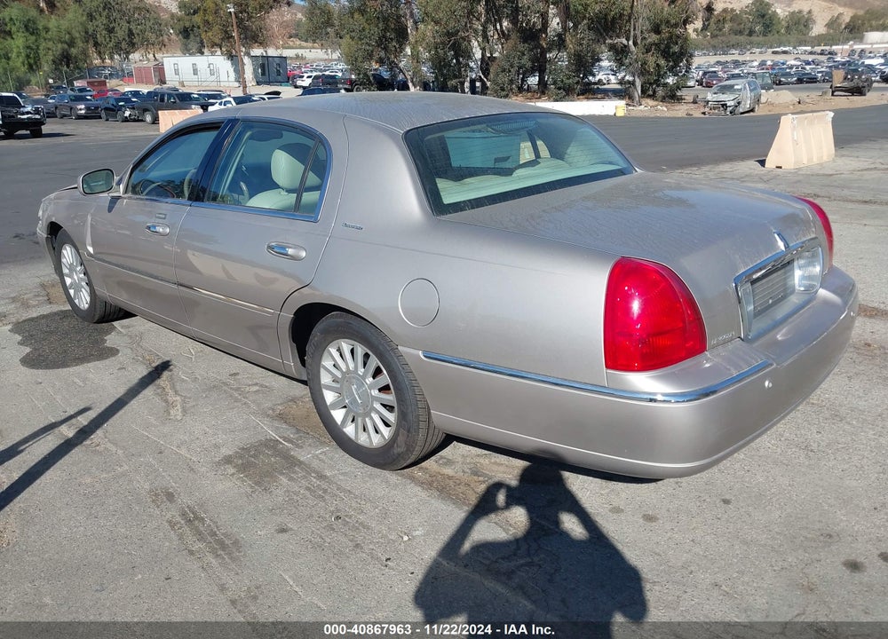 2003 LINCOLN TOWN CAR EXECUTIVE VIN: 1LNHM81W53Y634656