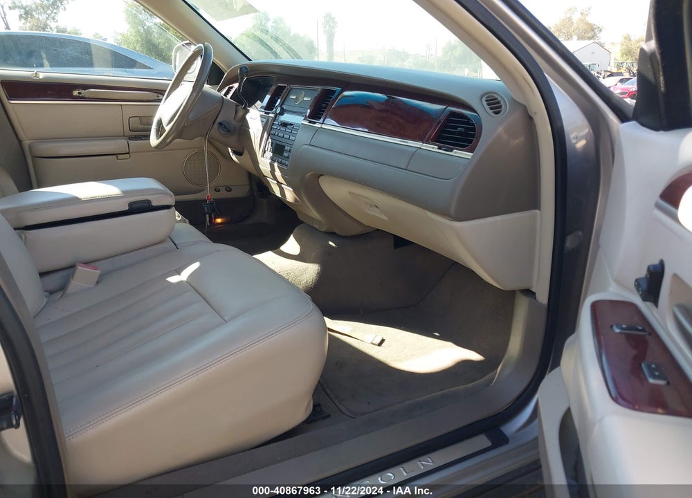2003 LINCOLN TOWN CAR EXECUTIVE VIN: 1LNHM81W53Y634656