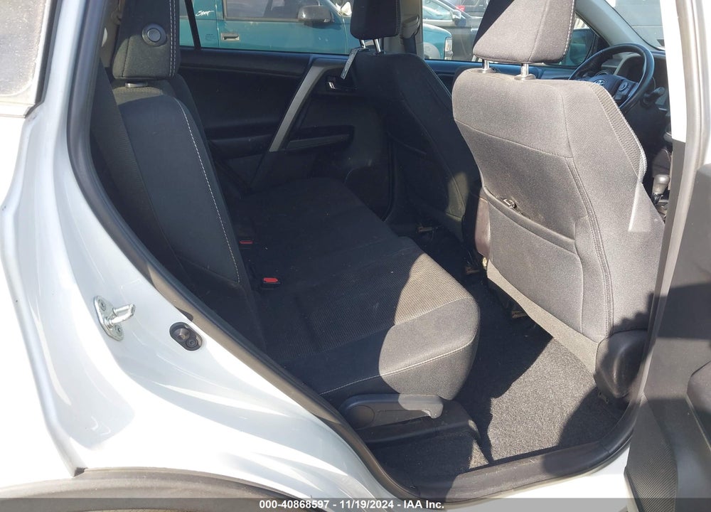2018 TOYOTA RAV4 ADVENTURE/XLE VIN: 2T3RFREV4JW748505