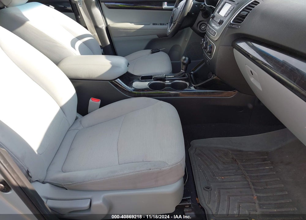 2014 KIA SORENTO LX VIN: 5XYKTCA68EG531176
