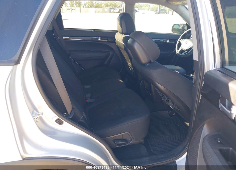 2015 KIA SORENTO LX VIN: 5XYKT4A63FG630110