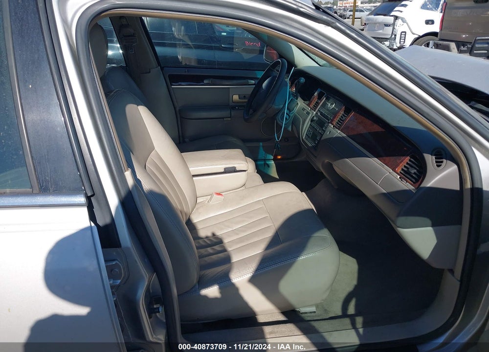 2007 LINCOLN TOWN CAR SIGNATURE VIN: 1LNHM81W87Y636990