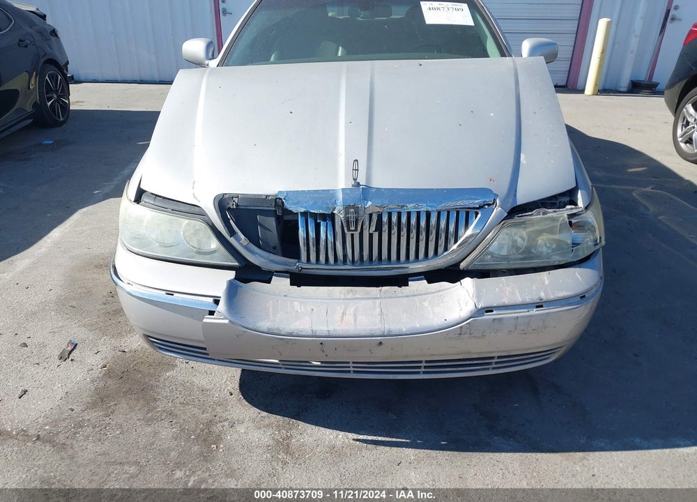 2007 LINCOLN TOWN CAR SIGNATURE VIN: 1LNHM81W87Y636990