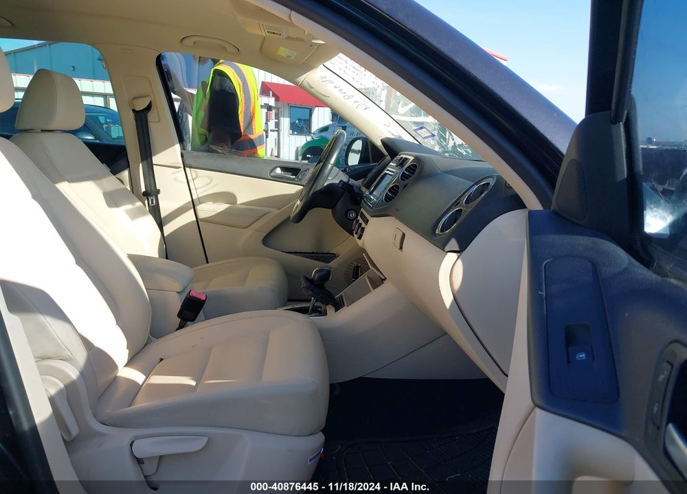 2015 VOLKSWAGEN TIGUAN SE VIN: WVGAV7AXXFW589859
