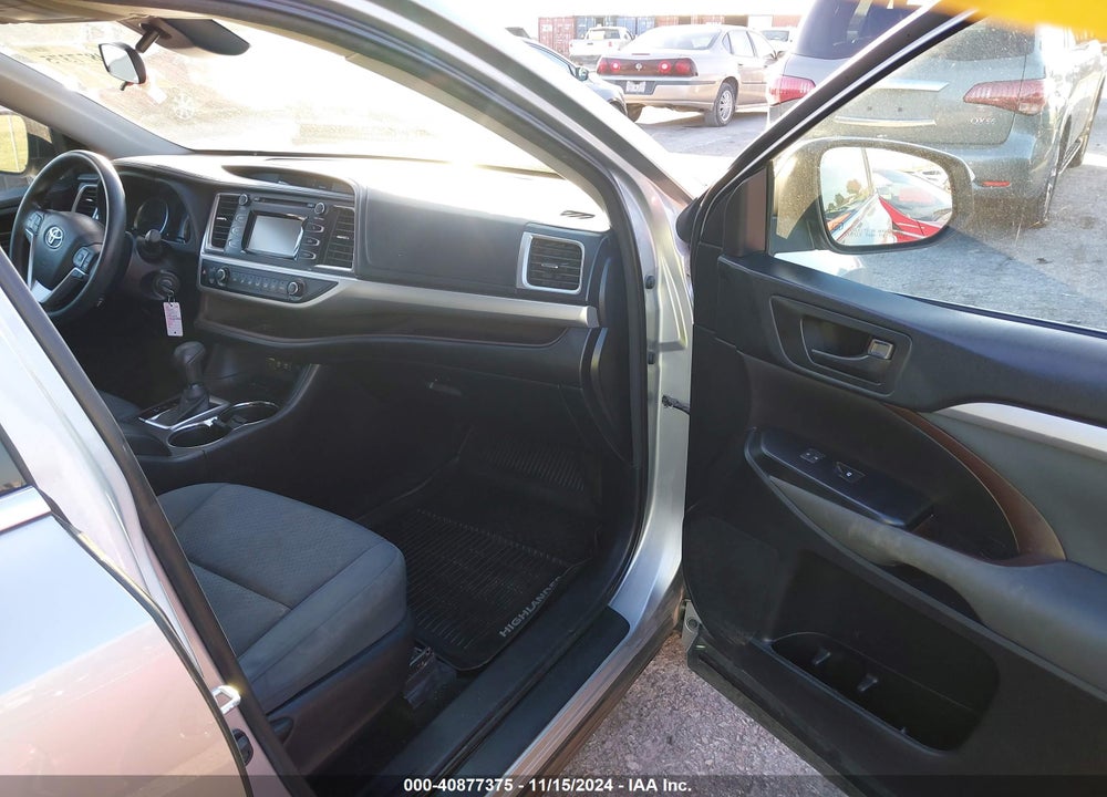 2017 TOYOTA HIGHLANDER LE VIN: 5TDZZRFH7HS200526