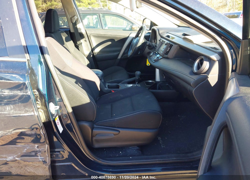 2017 TOYOTA RAV4 XLE VIN: 2T3RFREV1HW556095