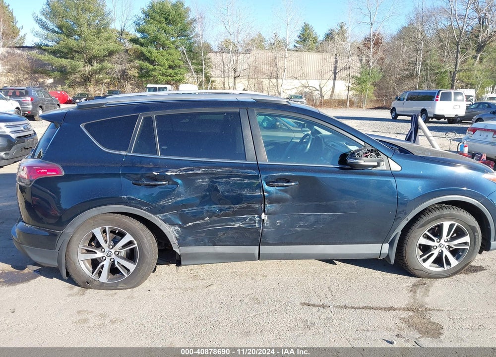 2017 TOYOTA RAV4 XLE VIN: 2T3RFREV1HW556095