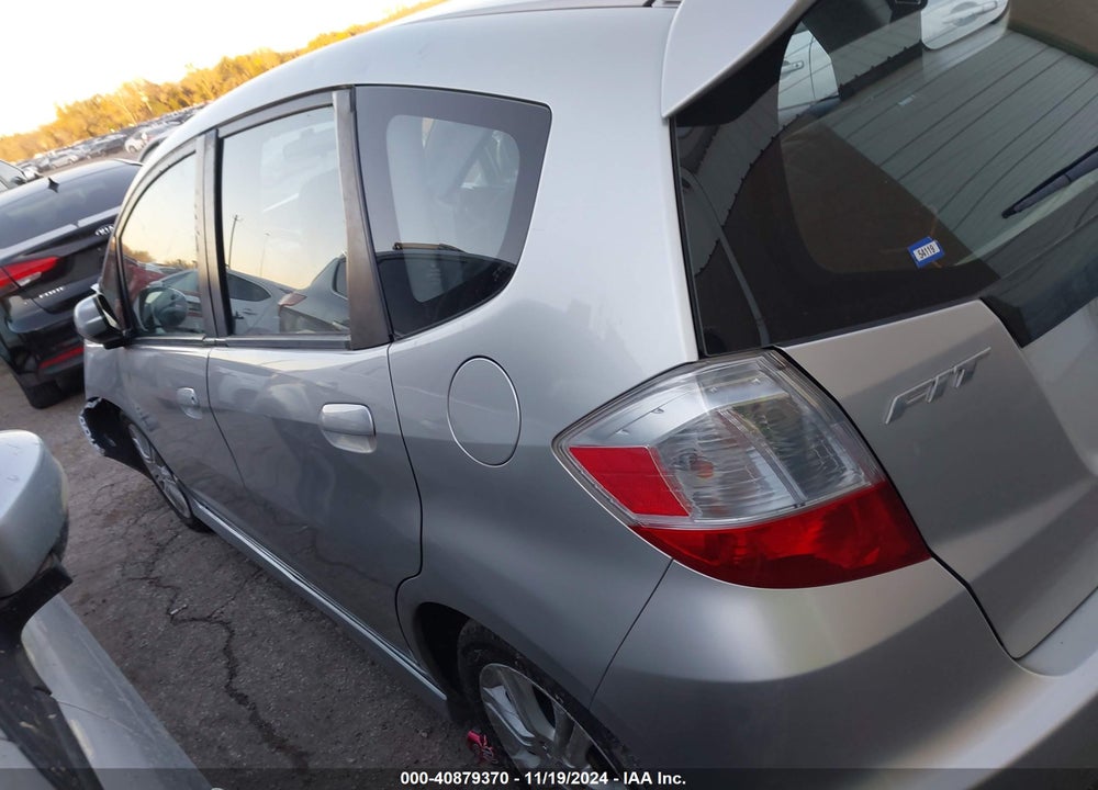 2011 HONDA FIT VIN: JHMGE8H51BS006104