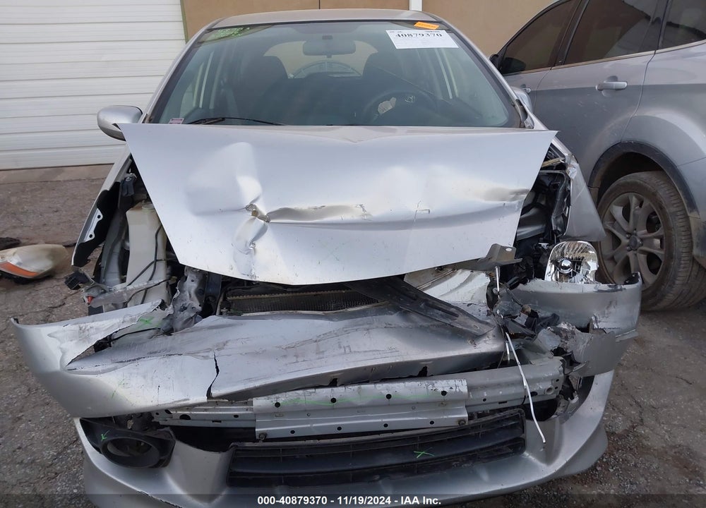 2011 HONDA FIT VIN: JHMGE8H51BS006104