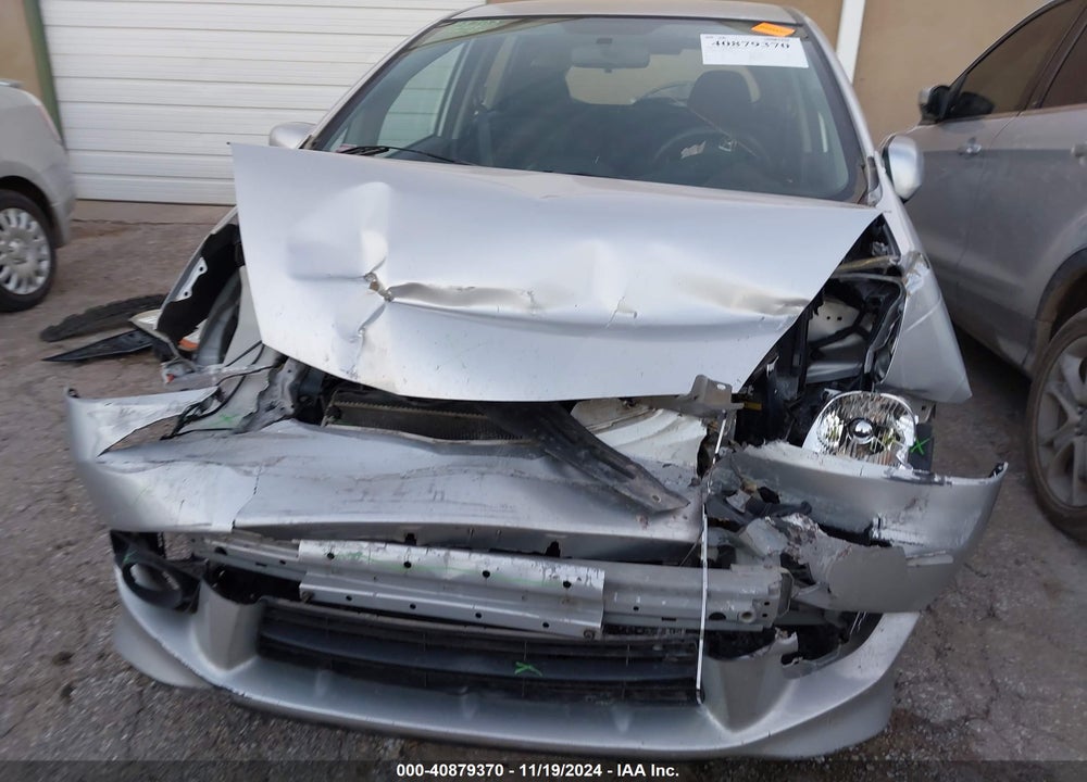 2011 HONDA FIT VIN: JHMGE8H51BS006104