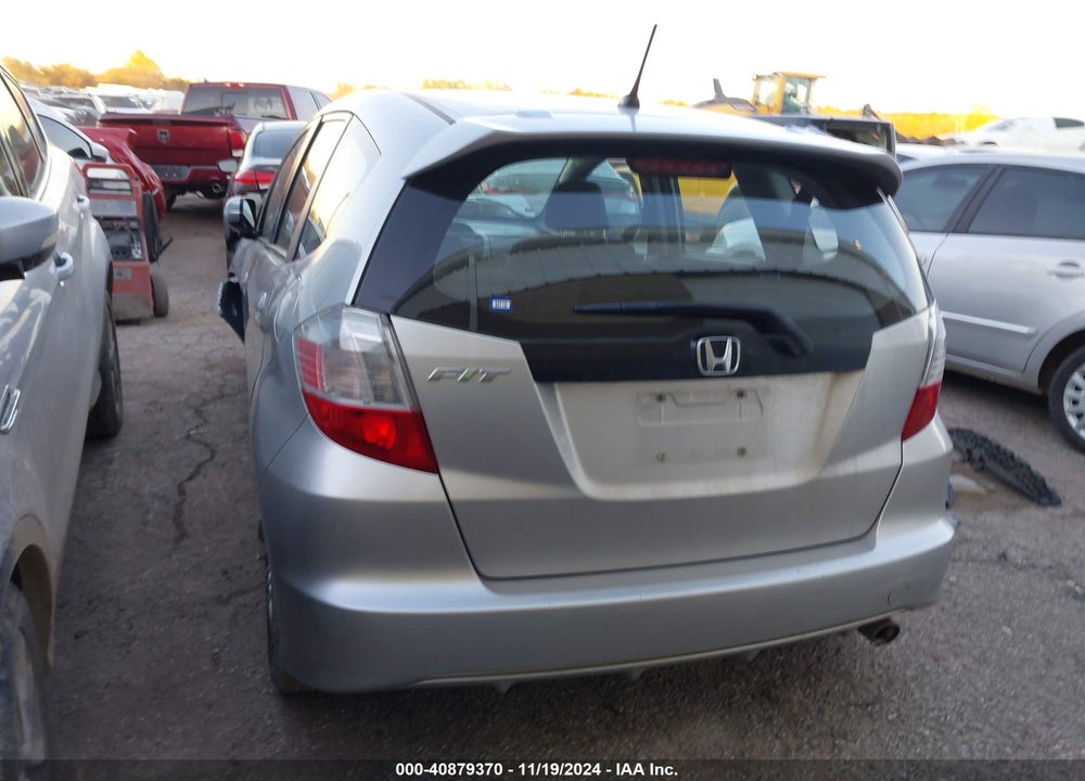 2011 HONDA FIT VIN: JHMGE8H51BS006104