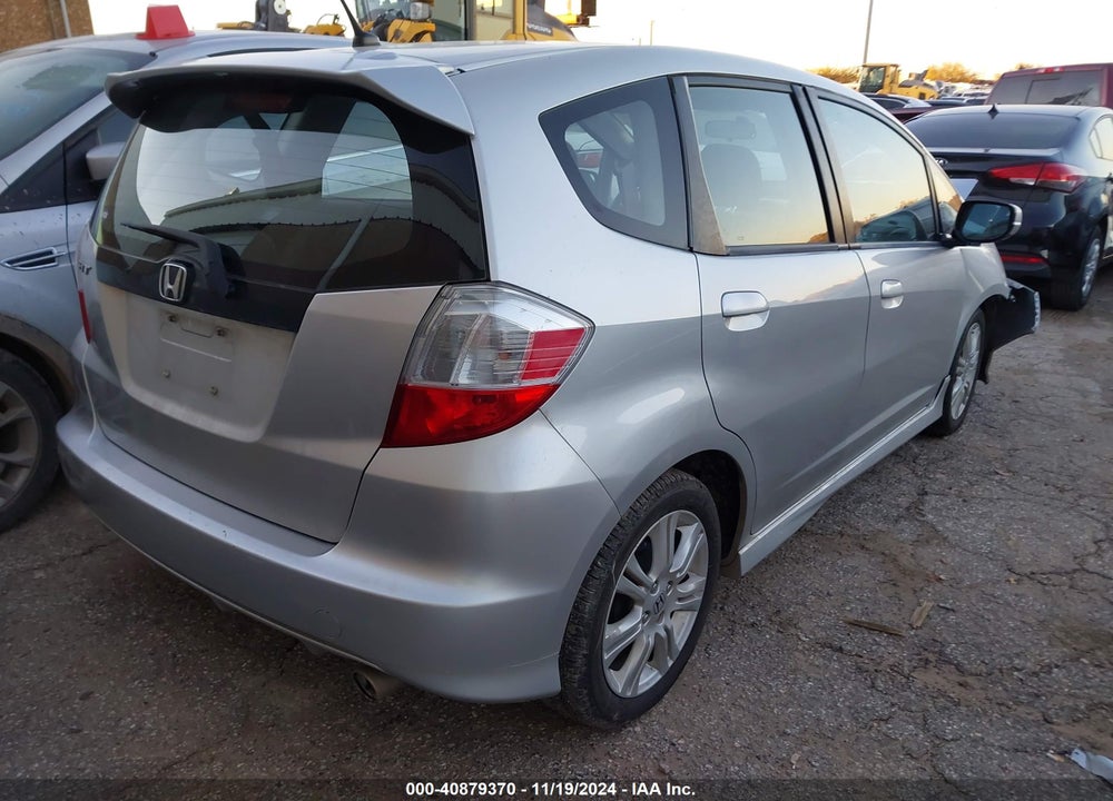 2011 HONDA FIT VIN: JHMGE8H51BS006104