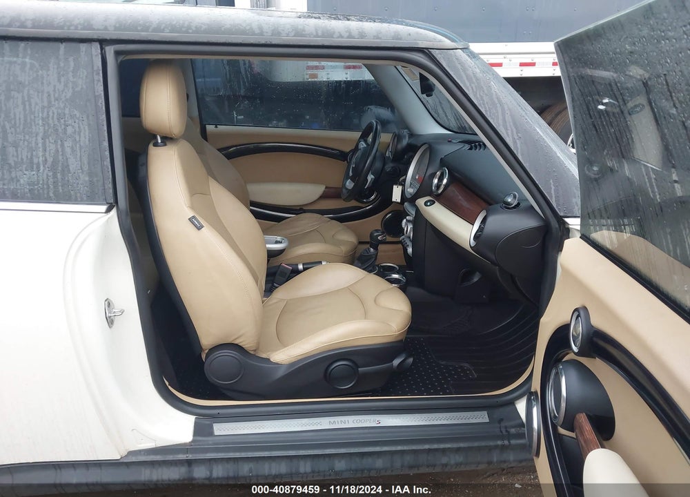 2009 MINI COOPER S VIN: WMWMF73589TW81422